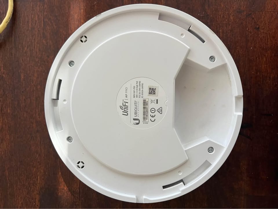 Ubiquiti UniFi AP Pro + PoE Injector